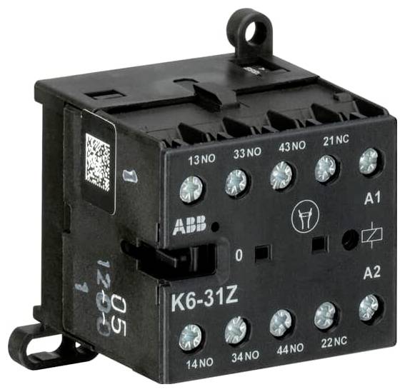 Crno ABB relej K6-31Z sa vijčanim priključcima, stezaljkama A1/A2 i označavanjem kontakata 13NO, 33NO, 43NO, 21NC, 14NO, 34NO, 44NO, 22NC.