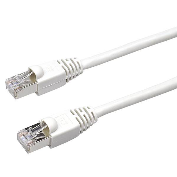 Dva bijela Ethernet kabela s RJ45 konektorima na običnoj bijeloj pozadini.