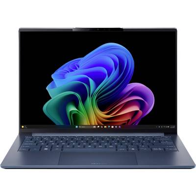 Plavi prijenosni računal koji prikazuje šarenu apstraktnu Windows 11 pozadinu na crnom ekranu, prikazan s prednje strane s vidljivom tipkovnicom.
