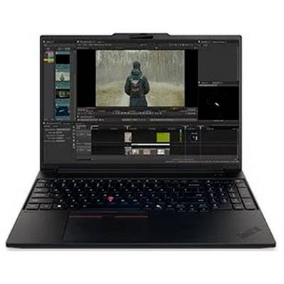 Laptop koji prikazuje softver za uređivanje videa s pretpregledom osobe u jakni s kapuljačom i vremenskom linijom isječaka ispod.