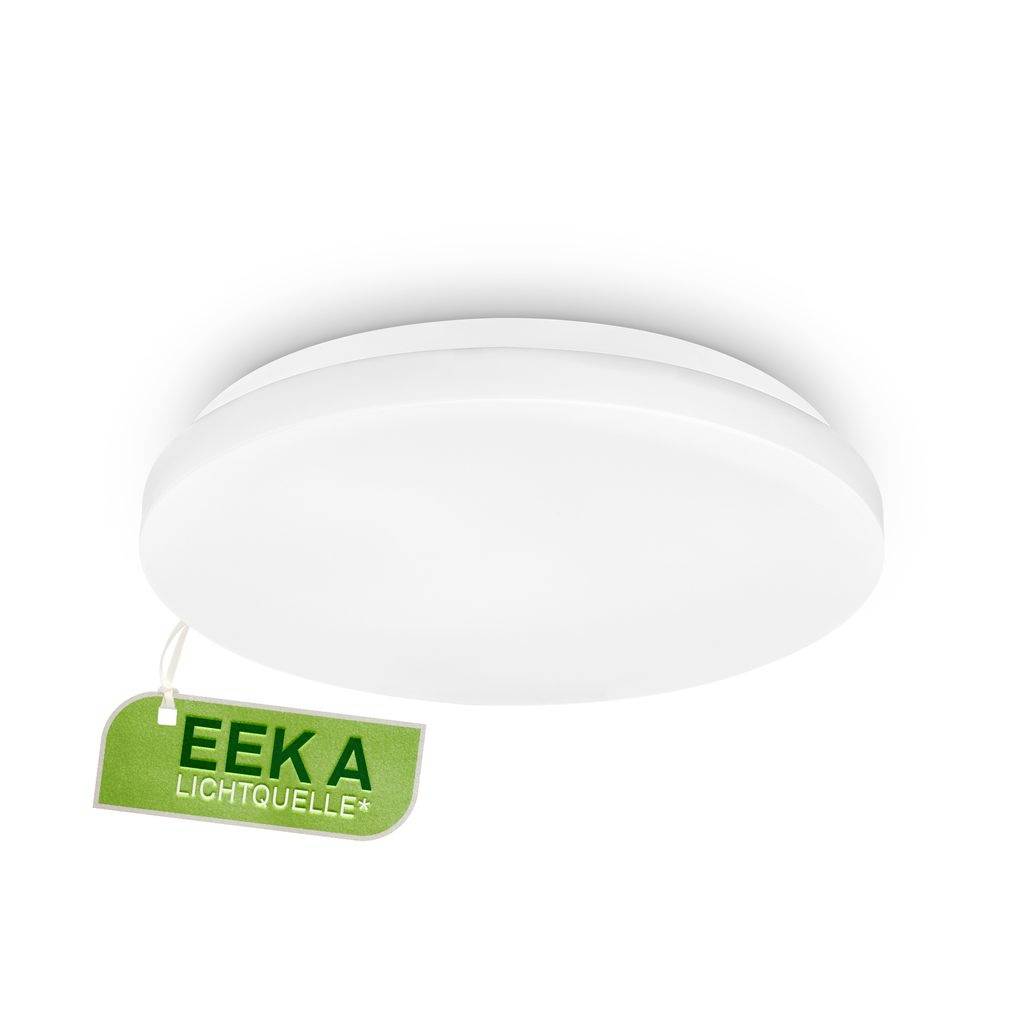 Bijela okrugla stropna lampa sa viseće zelenom energetskom naljepnicom na kojoj piše 'EEK A' i 'LICHTQUELLE*' na jednostavnoj bijeloj pozadini.