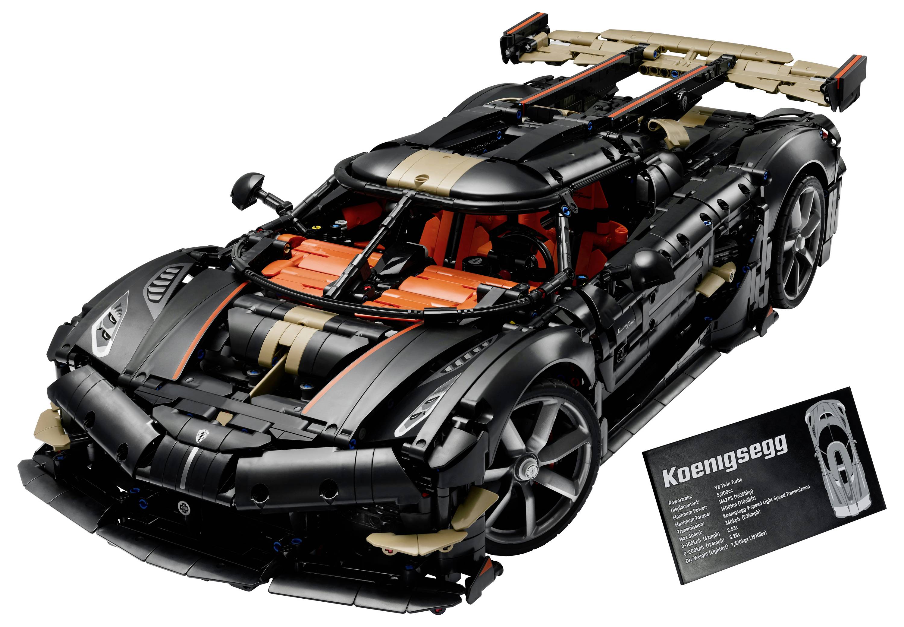 Model sportskog automobila Koenigsegg u stilu LEGO-a u crnoj i zlatnoj boji, prikazan s krilom na stražnjoj strani i informativnom pločom na bijeloj pozadini.