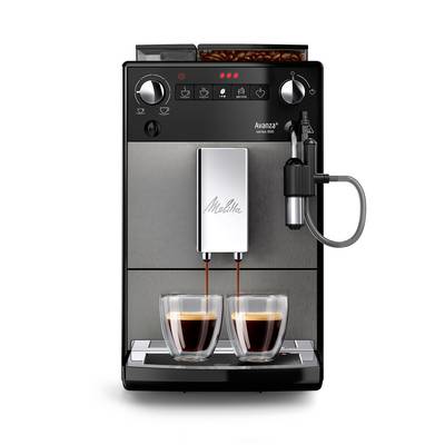 Frontalni prikaz aparata za kavu Melitta Avanza koji dispenzira espresso u dvije staklene šalice, s vidljivim tipkama za upravljanje i pjenivaču za mlijeko.