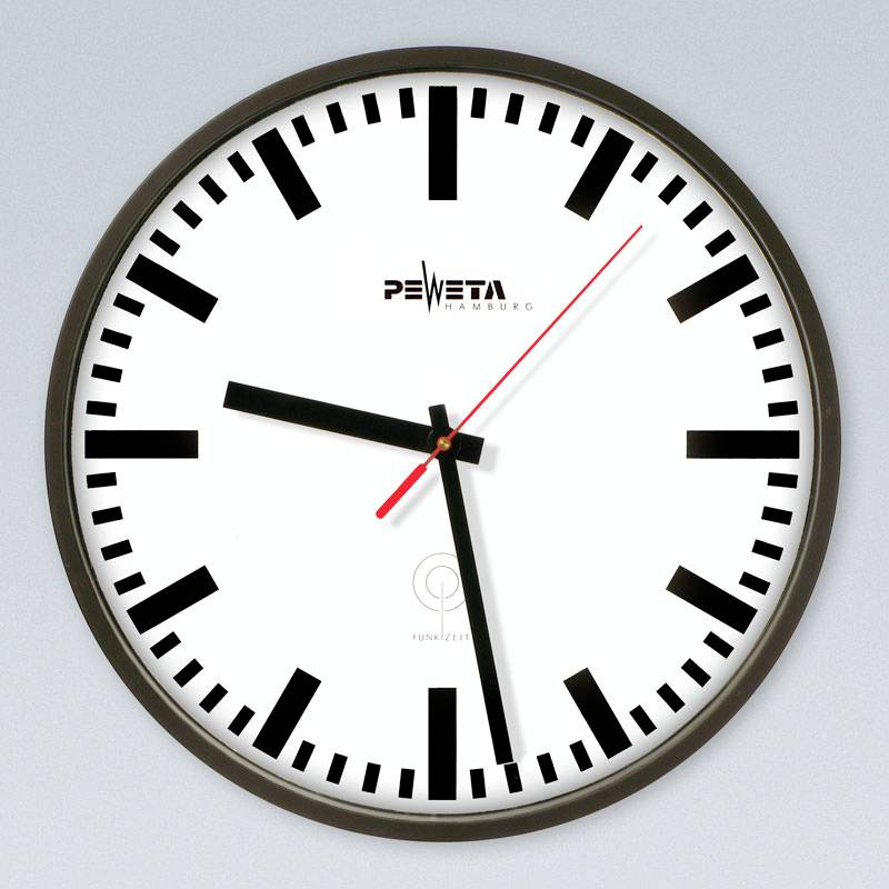 Analogni zidni sat koji pokazuje otprilike 9:30, s crnim satnim markerjima i crnim kazaljkama te crvenom sekundnom kazaljkom.
