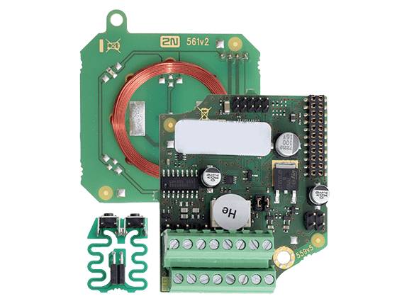 Elektronske ploče s bakrenom zavojnicom i terminalnim blokovima, prikazane kao preklapajući zeleni PCB moduli na bijeloj pozadini.