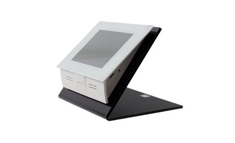 Stolni kiosk sa zaslоnom osjetljivim na dodir ili terminal s nagnutim zaslonom i bočnim pisačem, prikazan na crnoj stalku protiv bijele pozadine.