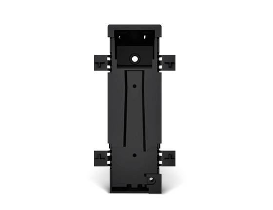 Crna plastična pravokutna nosiva zagrađa ili dio za elektroničko kućište prikazani u prednjoj projekciji na bijeloj pozadini.