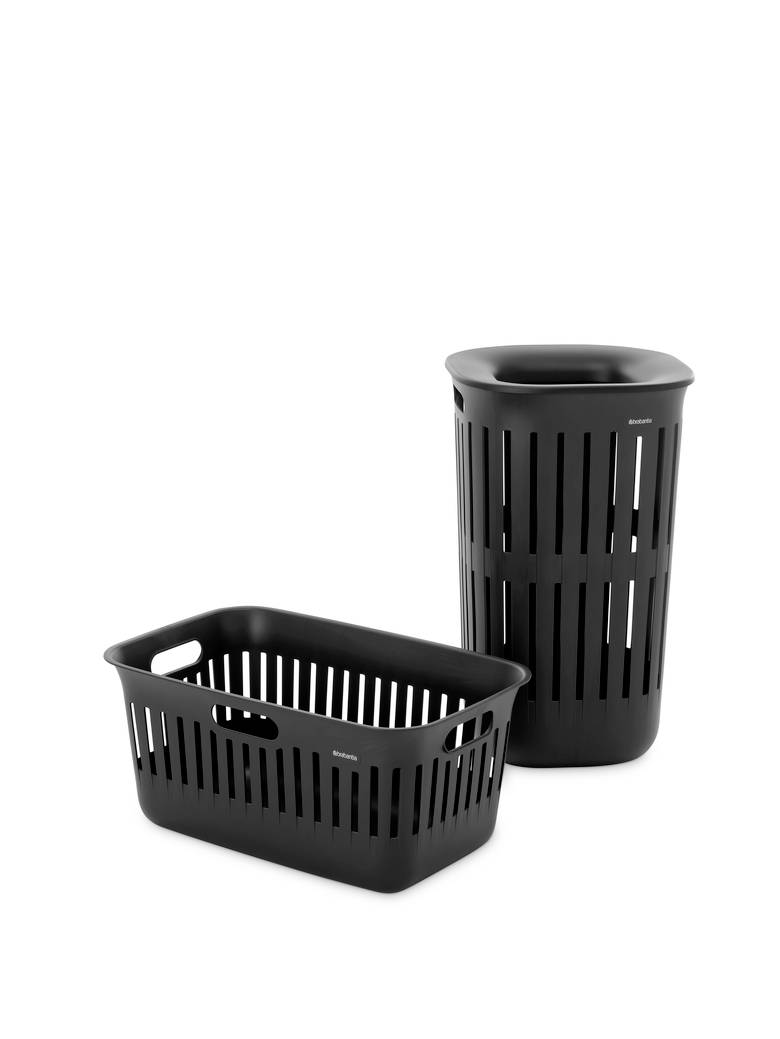 Crni plastični set za prikupljanje rublja s jednom pravokutnom košarom i jednim visokim cilindričnim koševom na bijeloj pozadini.