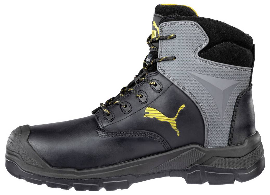 Crna i siva radna čizma sa visokim top dijelom sa žutim Puma logotipom, prikazana u bočnom prikazu na bijeloj pozadini.