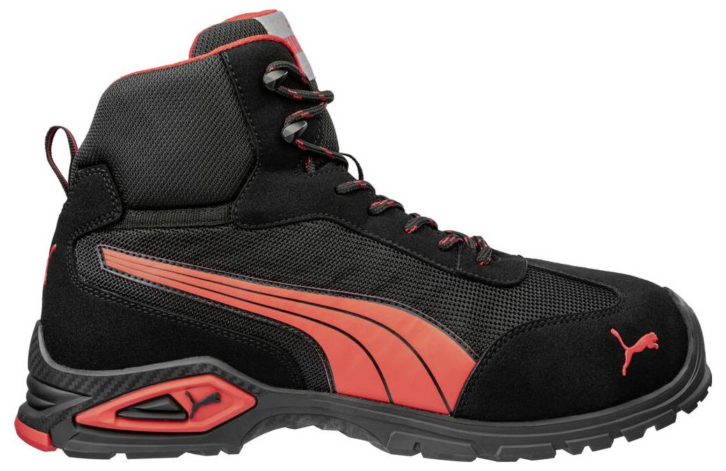 Crna i crvena radna čizma na vezanje sa Puma logotipom, pogled sa boka na bijeloj pozadini.