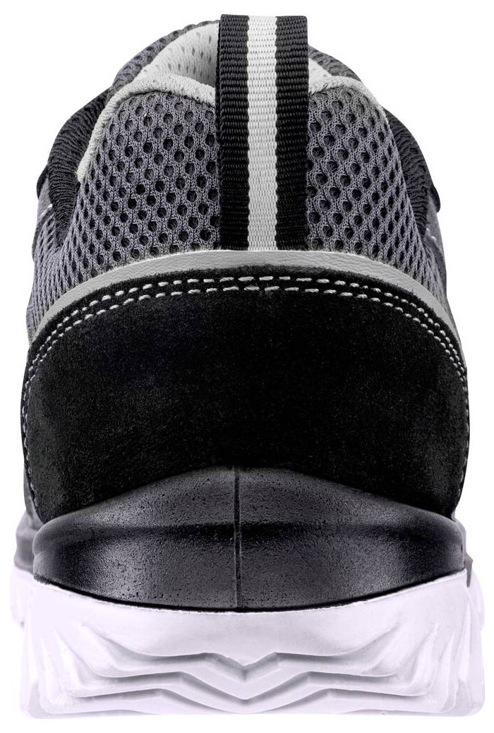 Pogled sa strane na sive i crne atletske tenisice s mrežastom gornjom dijelom, jastučastom petom i bijelom potplatom na neupadljivoj pozadini.