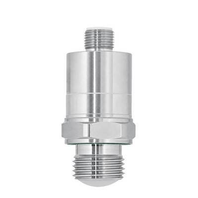 Metalni navojevani cilindrični priključni adaptor s muškim navojima na oba kraja, prikazan na bijeli pozadini.