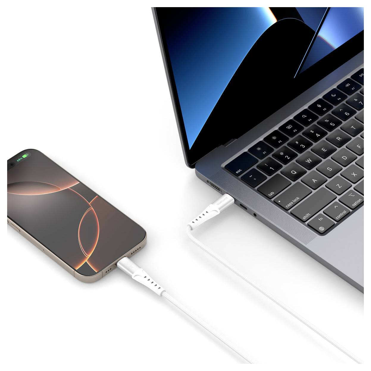 Punjenje pametnog telefona sa laptopa preko bijelog USB-C kabela, prikazano spojenim na bijeloj pozadini.