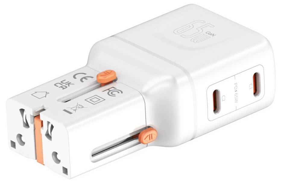 Bijeli univerzalni putni adapter s narančastim klizačima i oznakama UK/EU utičnica, prikazan u perspektivi na bijeloj pozadini.