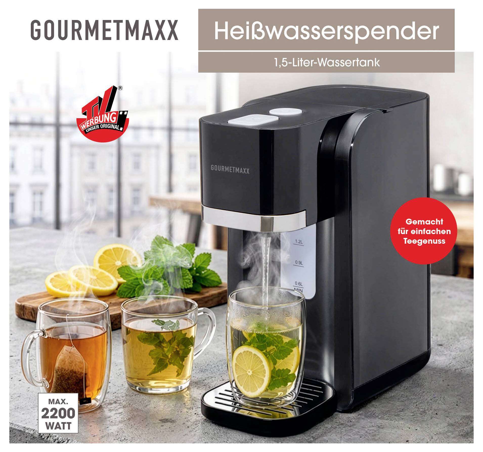 Reklamna slika Gourmetmaxx dozatora vrućom vodom s 1,5-litarskim spremnikom vode; dozator puni tri čaja čaše na kuhinjskoj radnoj površini, označene s 'Maks. 2200 Watta' i 'Napravljeno za jednostavno uživanje u čaju'.