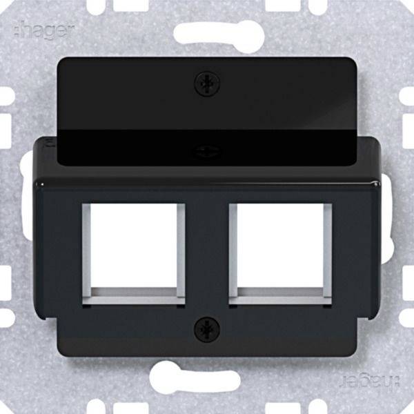 Crna dvoklapna sklopka na metalnom kućištu elektroinstalacije u pozadini.