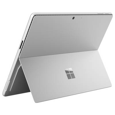 Pogled sa stražnje strane srebrnog Microsoft Surface tableta u modu sa postoljem, prikazujući pozadinski logo i stražnju kameru.