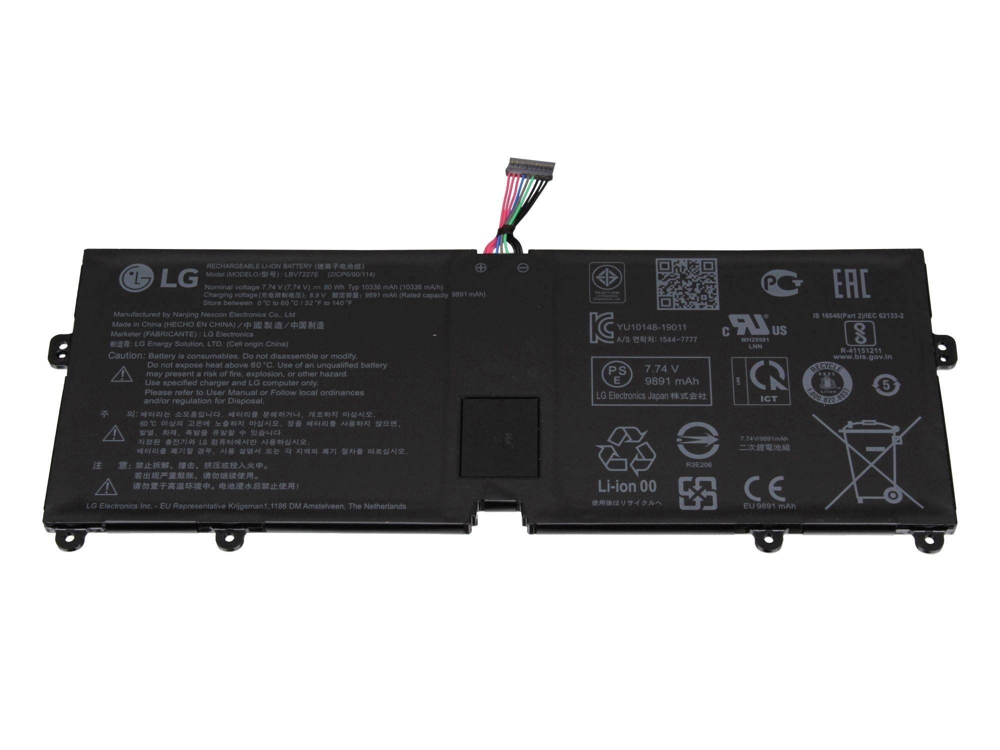 Crna LG baterija za laptop s priloženim kabelom konektora, prikazana na bijeloj pozadini.