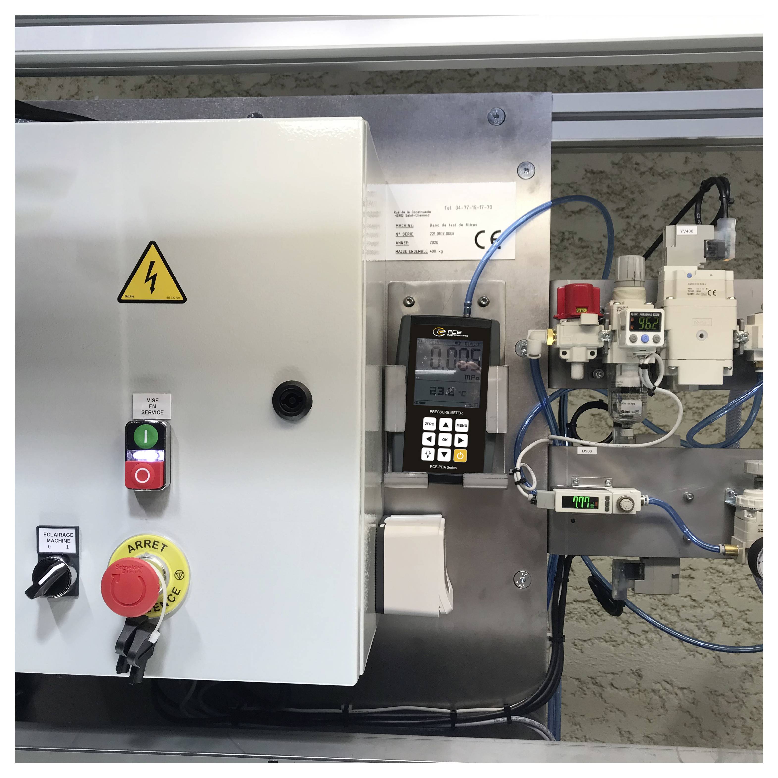 Industrijski upravljački panel s nouzdom zaustavljanjem, sklopkama napajanja, digitalnim zaslonom i pneumatskim/električnim komponentama postavljenim na metalnoj zidu.