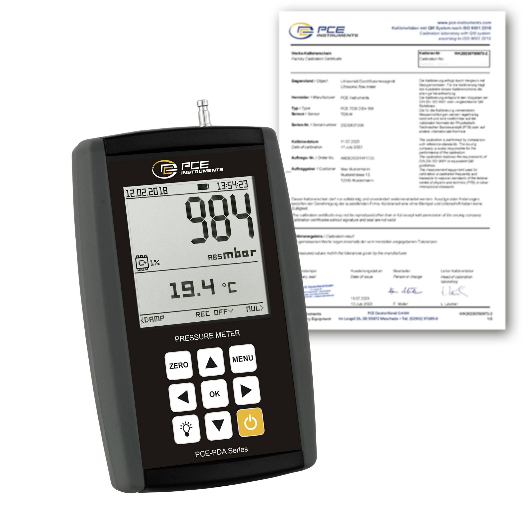 Prijenosni mjerač tlaka PCE koji prikazuje 984 mbar i 19,4°C, s certifikatom kalibracije iza njega.