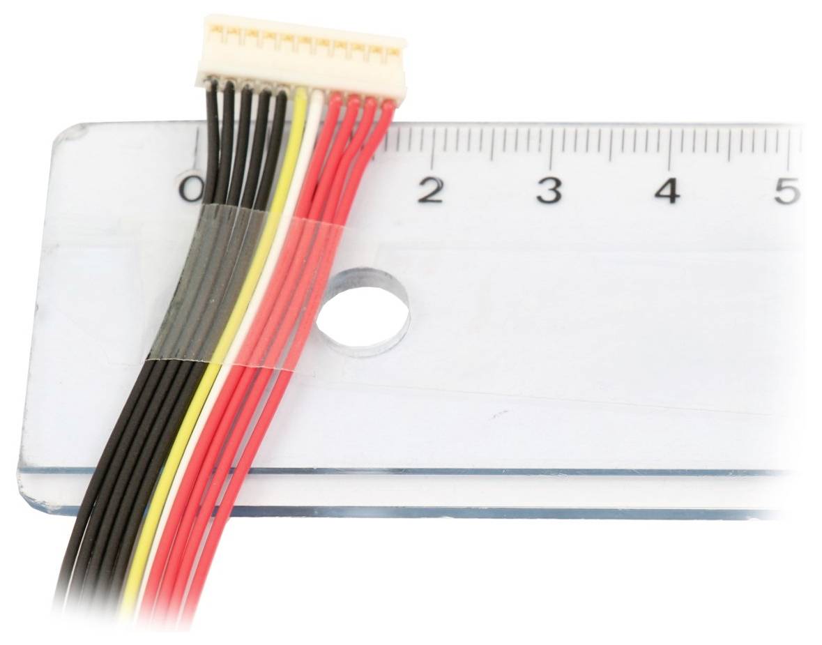 Priložni kabel s konektorom pored prozirnog ravnala koje pokazuje mjerenje u centimetrima od 0 do 5.