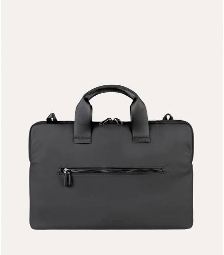 Crna torba za laptop s gornjim ručkama i prednjim zipom, prikazana na jednobojnoj svijetloj podlozi.