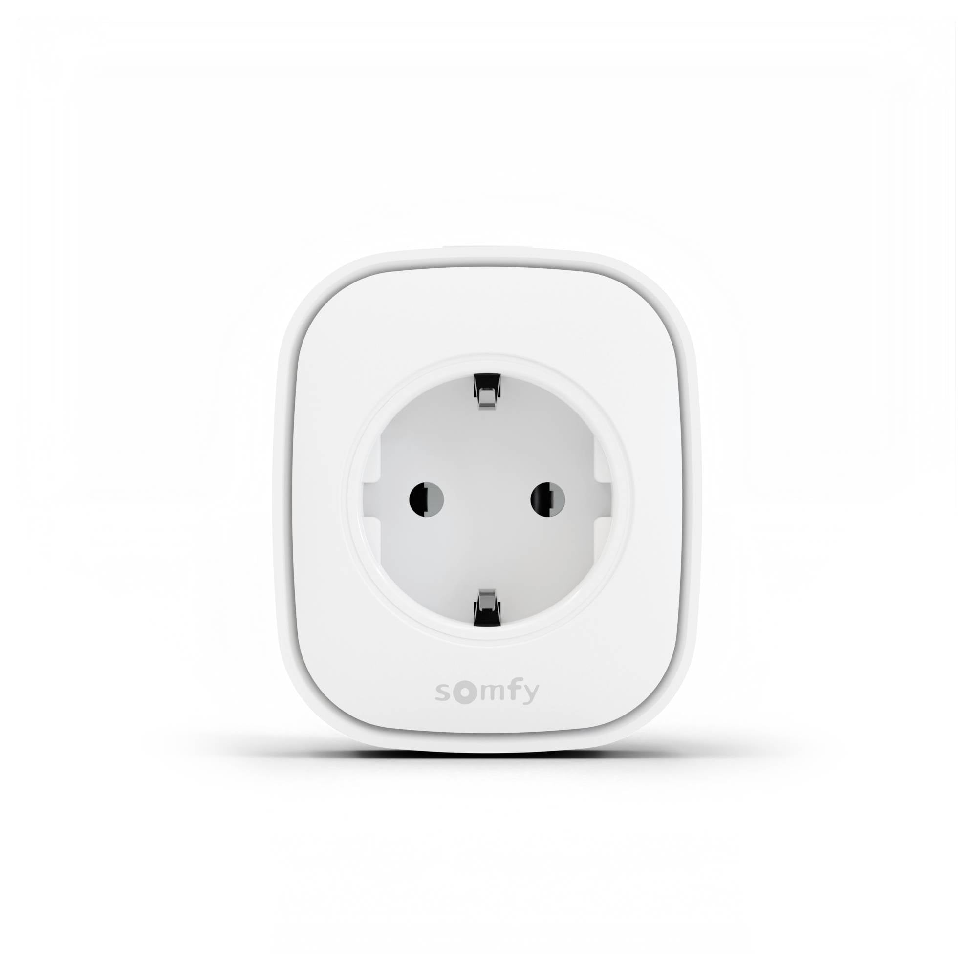 Bijeli Somfy pametni adapter utičnice s okruglom europskom utičnicom, prikazan sprijeda na bijeloj pozadini.