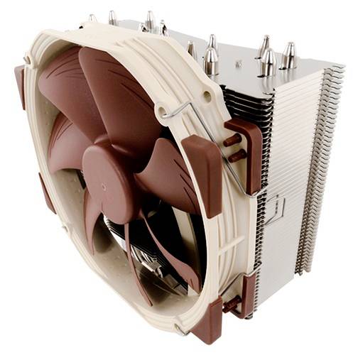Računalni hladnjak procesora s velikim smeđim ventilatorom i metalnim rebrima hladnjaka, prikazan u detaljnom prikazu na bijeloj pozadini.