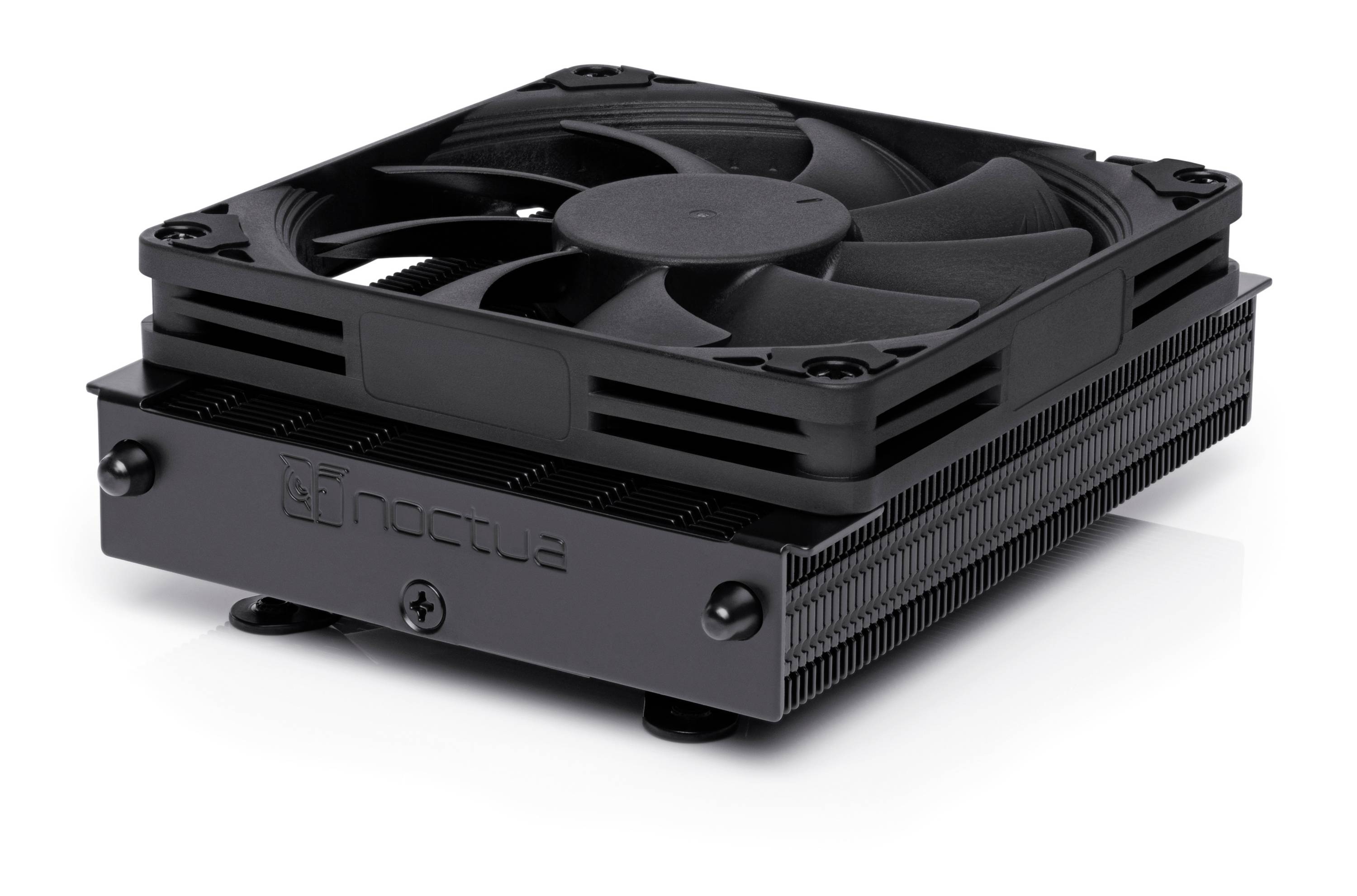 Crni Noctua računalni hladnjak za CPU s velikim ventilatorom montiranim na rebrastom toplinskom radijatoru, prikazan na bijeloj pozadini.