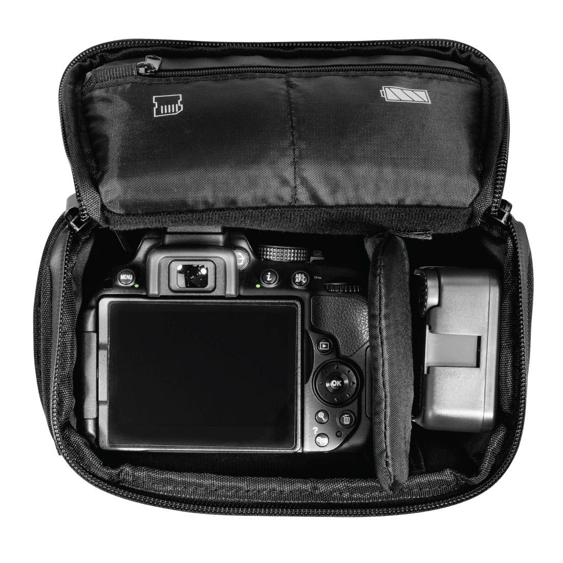 Otvorena torba za kameru s telom DSLR kamere sa stražnjim zaslonom i pretincem za objektiv pored njega.