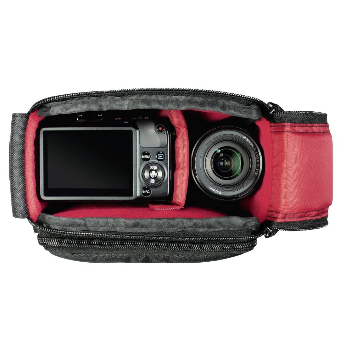 Otvorena torba za kameru s tijelom DSLR ili mirrorless kamere i lećom pohranjenima u crnim mekanih odjeljcima.
