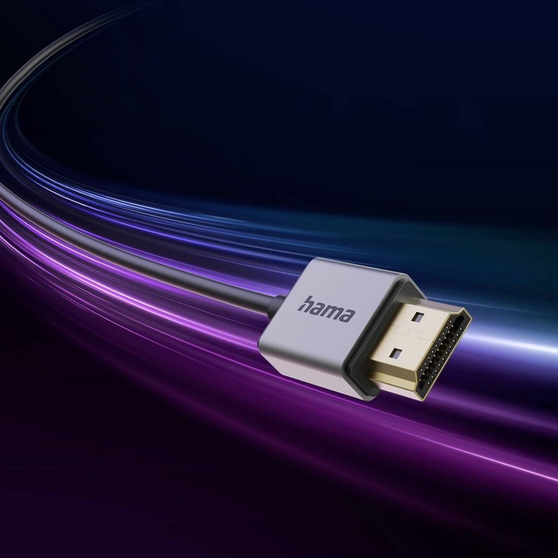 Hama HDMI kablovski priključak na tamnoj pozadini sa ljubičastim i plavim svjetlosnim trakama koje ističu utikač i logo marke.