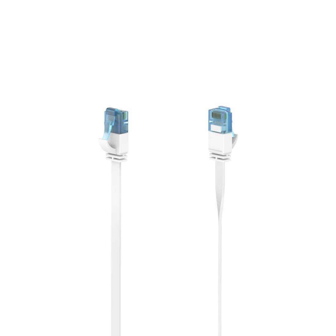 Dva bijela Ethernet kabela s plavim RJ45 konektorima prikazana jedan pored drugoga na jednostavnoj bijeloj pozadini.