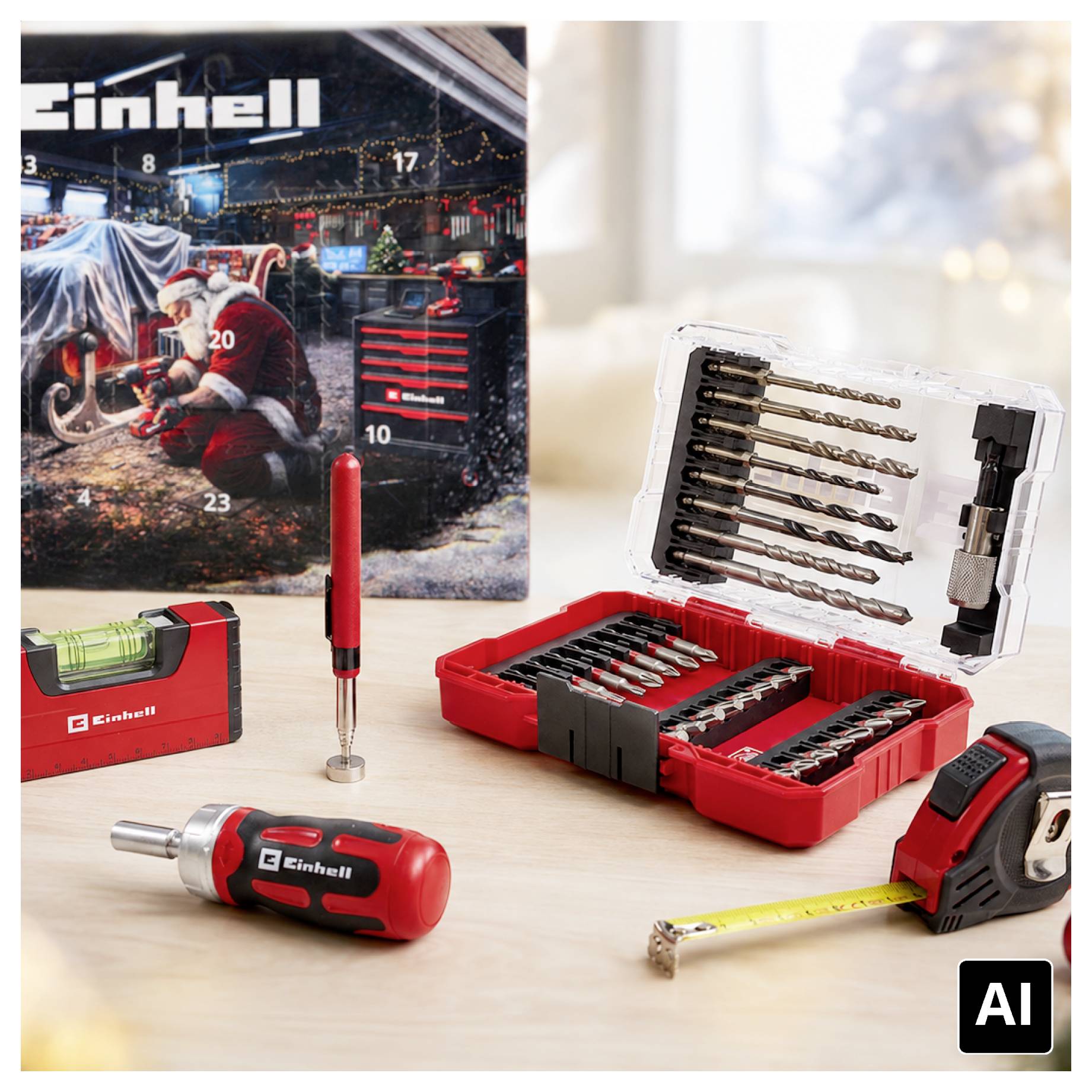Einhell set svrdla i bitova za odvijač u crvenoj kutiji, mjerna traka, odvijač i kutija proizvoda prikazani na stolu.
