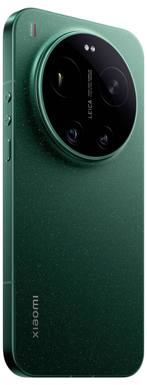 Stražnji pogled zelenog Xiaomi pametnog telefona s velikim kvadratnim modulom kamere s četiri leće i LED bljeskom.