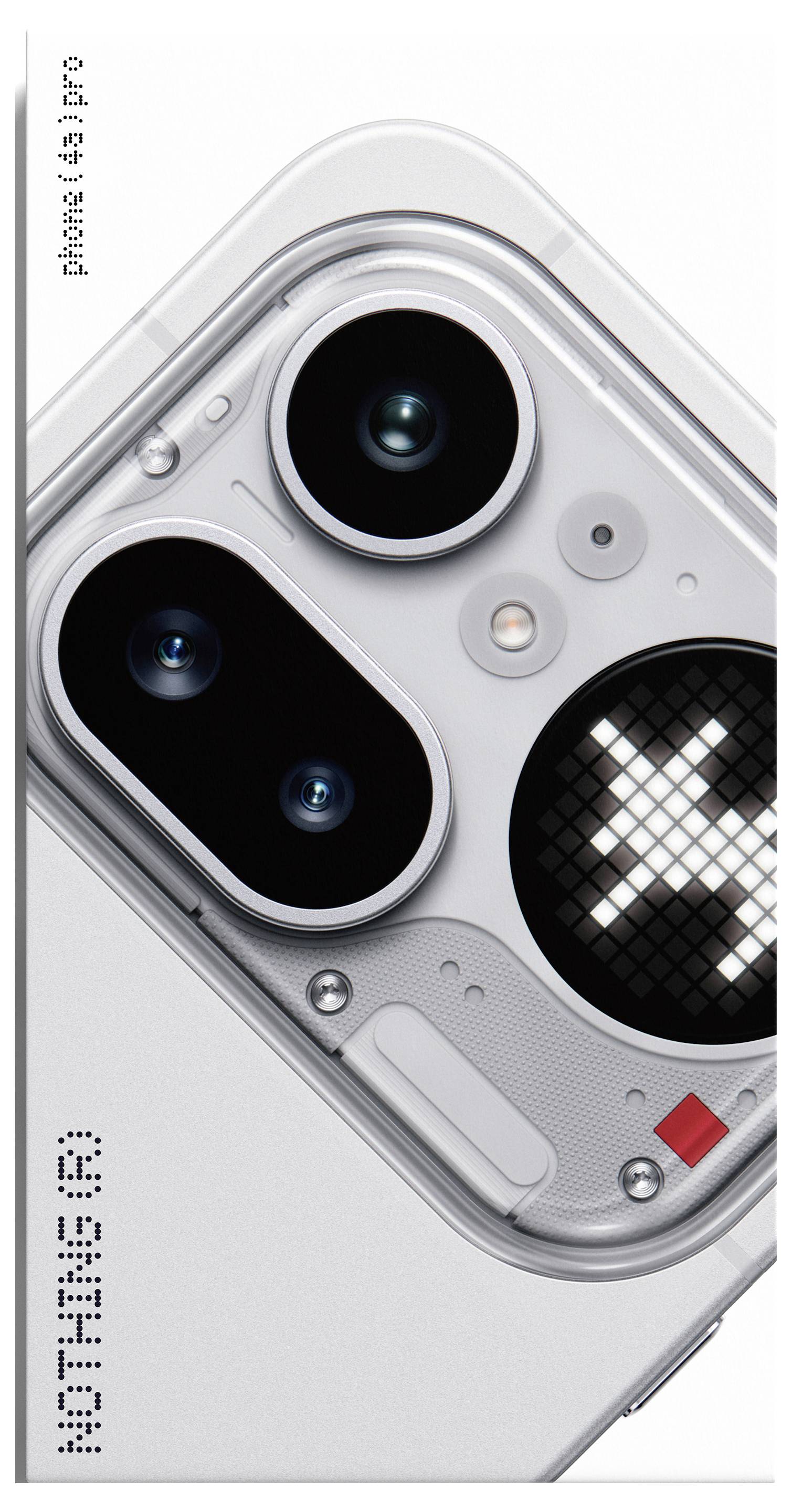 Blizu fotografija bijelog Nothing Phone (3a) Pro leđa s trostrukim modulom kamere, 'NOTHING' markiranjem i crvenim akcentnim kvadratom.