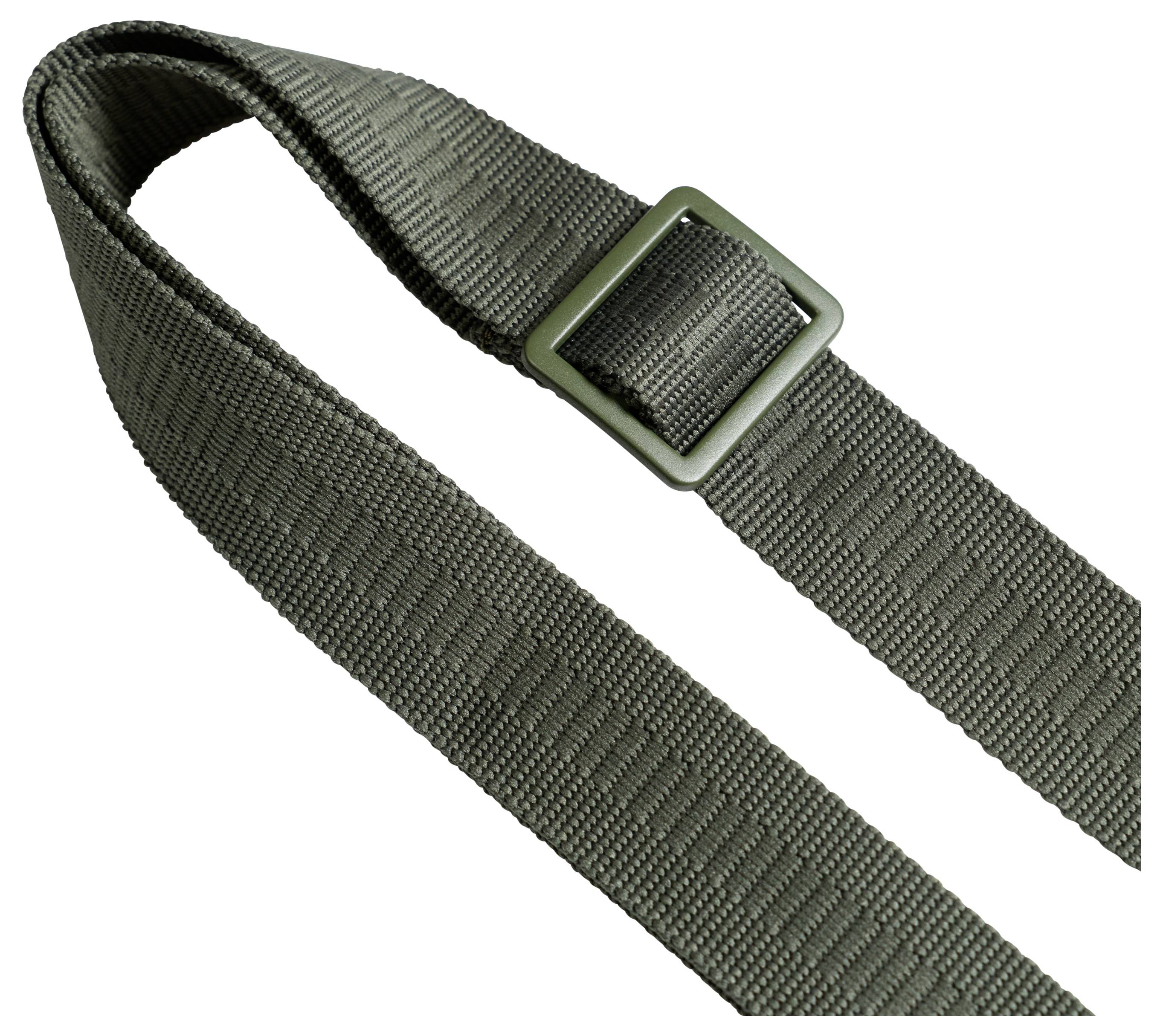 Siva podesiva pletena traka sa kvadratnom plastičnom kopčom na bijeloj pozadini.