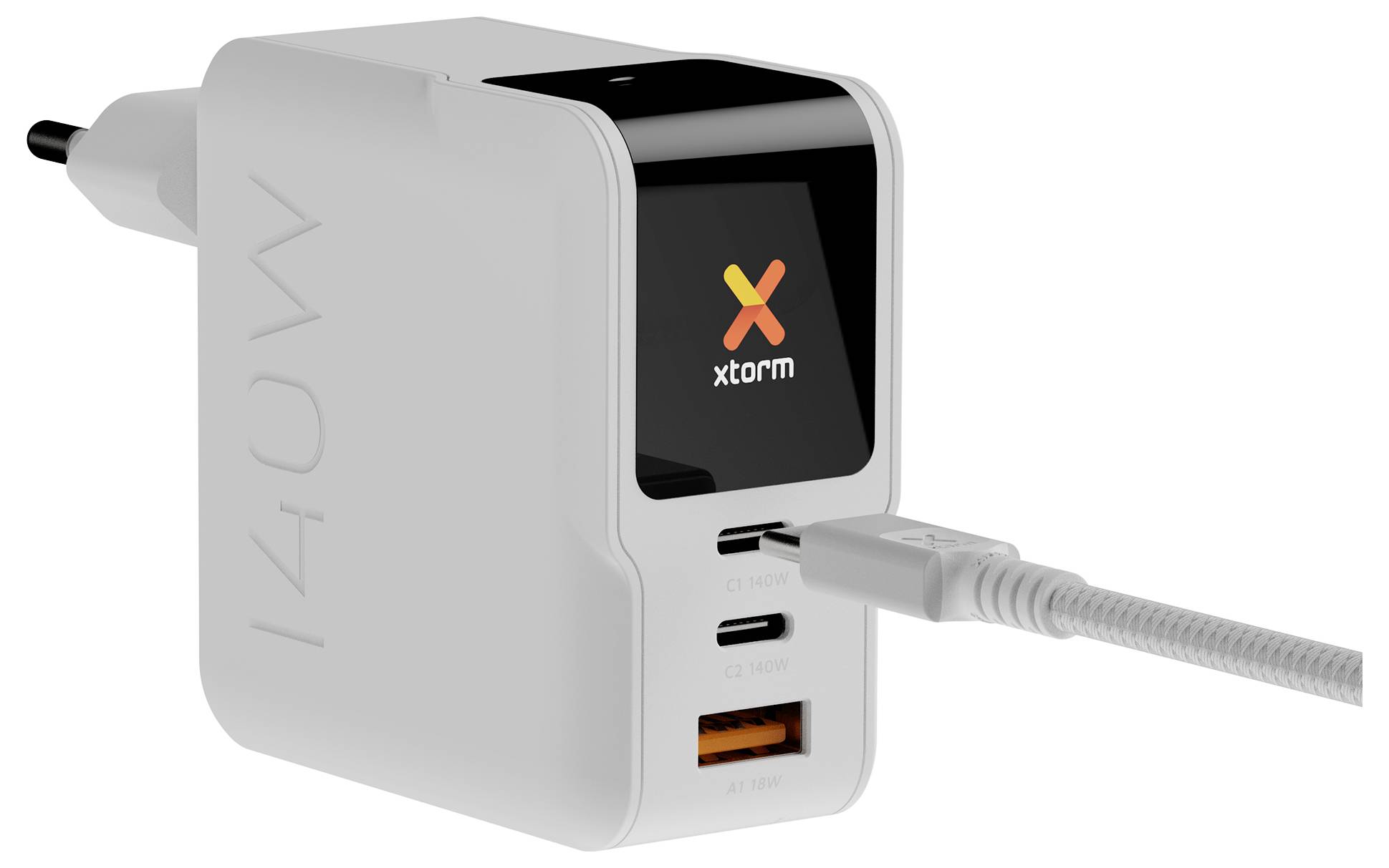 Bijeli Xtorm 140W zidni adapter s dva USB-C priključka i jednim USB-A priključkom, prikazan s priključenim USB-C kablom.