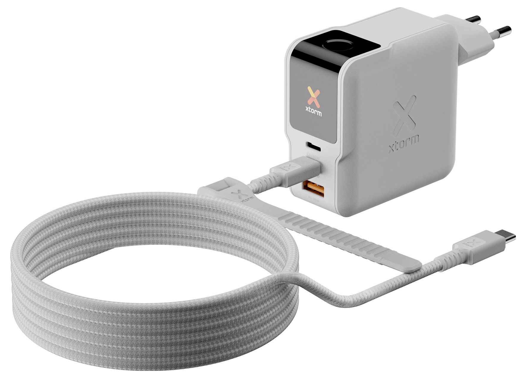 Bijač Xtorm za zid s USB-C kablom smotanim ispred, prikazan kao proizvodna slika na bijeloj pozadini.