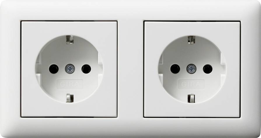 Dvije bijele električne zidne utičnice europskog stila na dualnoj pločici sa dvostrukim izlazom.