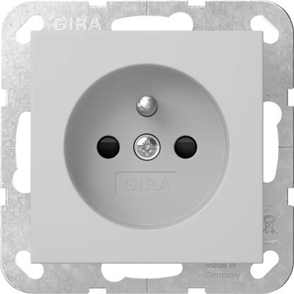 GIRA električna zidna utičnica sa metalnim okvirom za montažu, pogled sprijeda, svetlosivogoleta kvadratnog prekrivača sa kružnim otvorom za utikač i dva okrugla otvora.