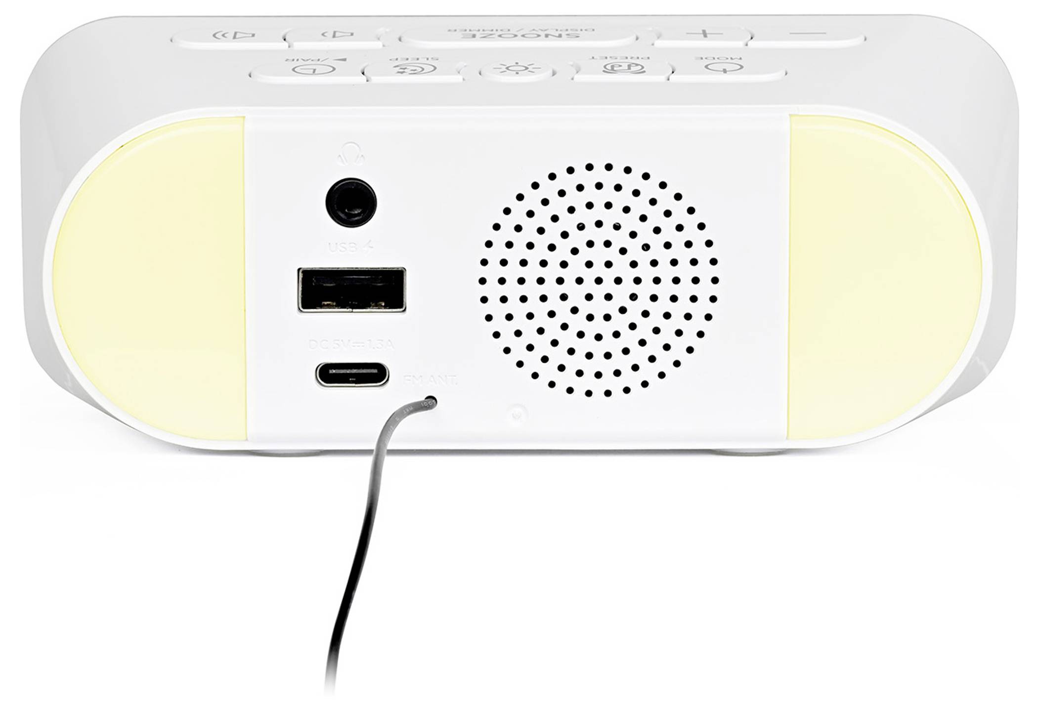 Bijeli prijenosni zvučnik sa žutim bočnim svjetlima, prednjim kontrolama, USB i USB-C priključcima, mrežicom zvučnika i priključenim kablom.