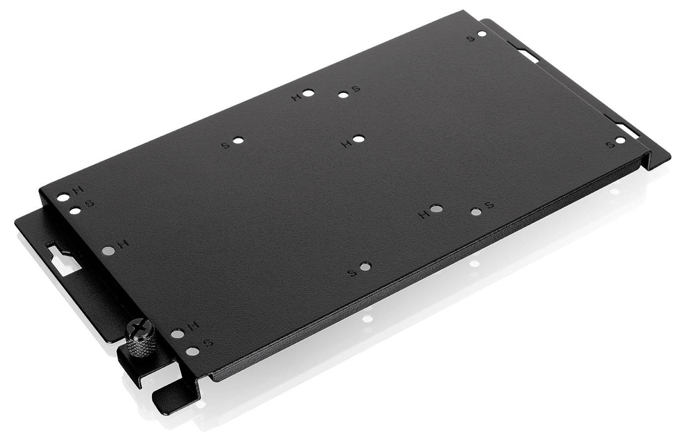 Crni metalni nosač ili pladanj za montažu s više otpora za vijke i bočnom zastavicom, prikazano na bijeloj pozadini.