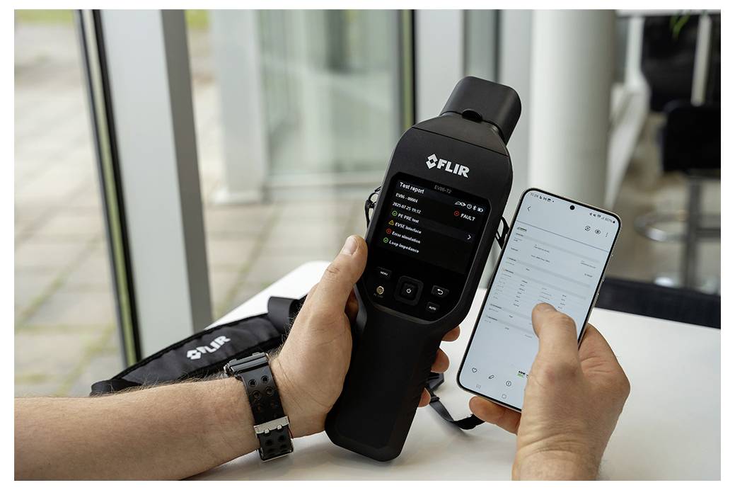 Osoba koja koristi FLIR termalna kamera i aplikaciju za pametni telefon jedno do drugoga, vjerojatno za pregled i kontrolu postavki termalne slike.