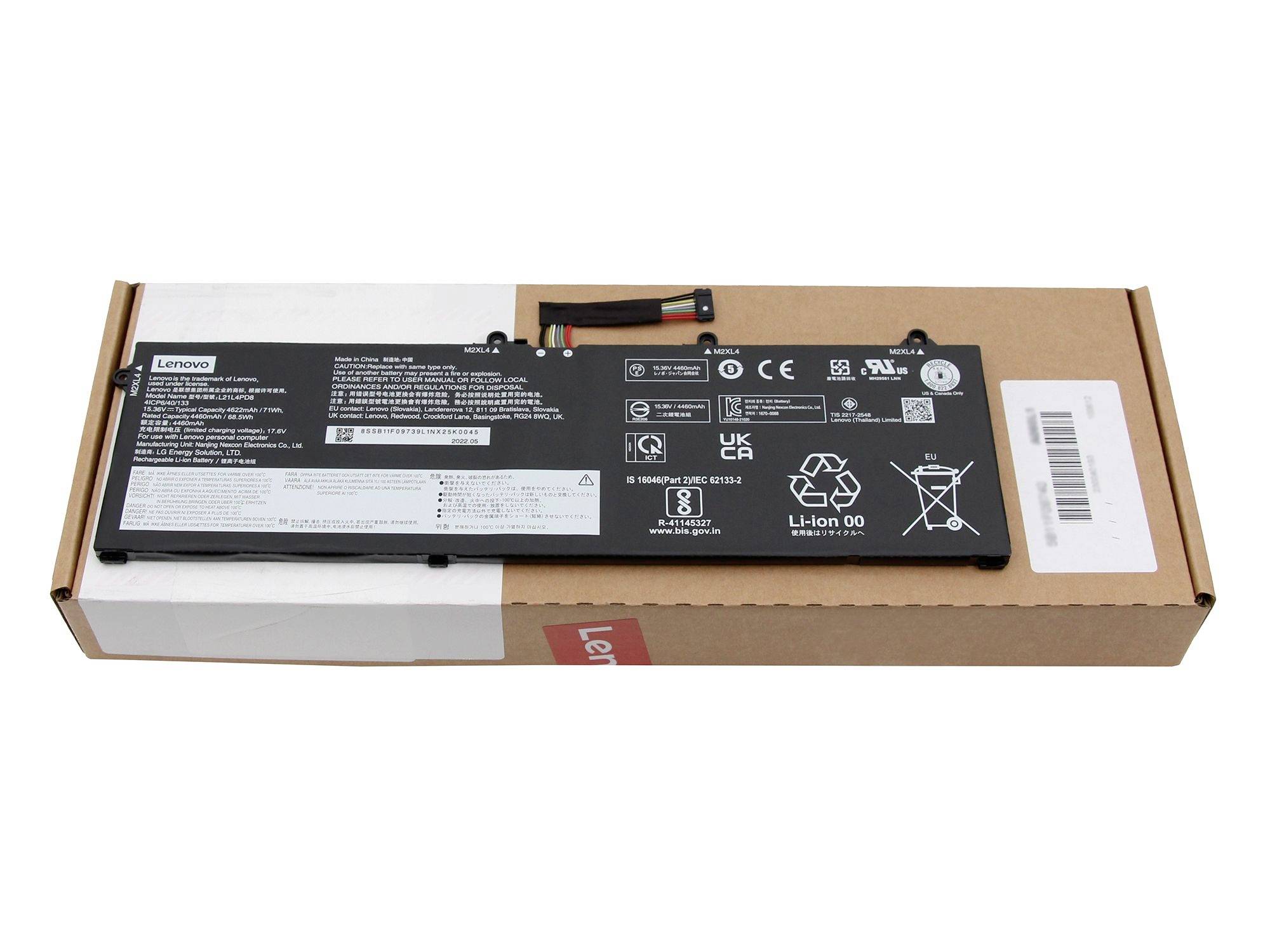 Paket baterije za Lenovo prijenosno računalo koji leži na kartonskoj kutiji za pošiljku, s vidljivim naljepnicama, simbolima upozorenja i priključcima za napajanje.