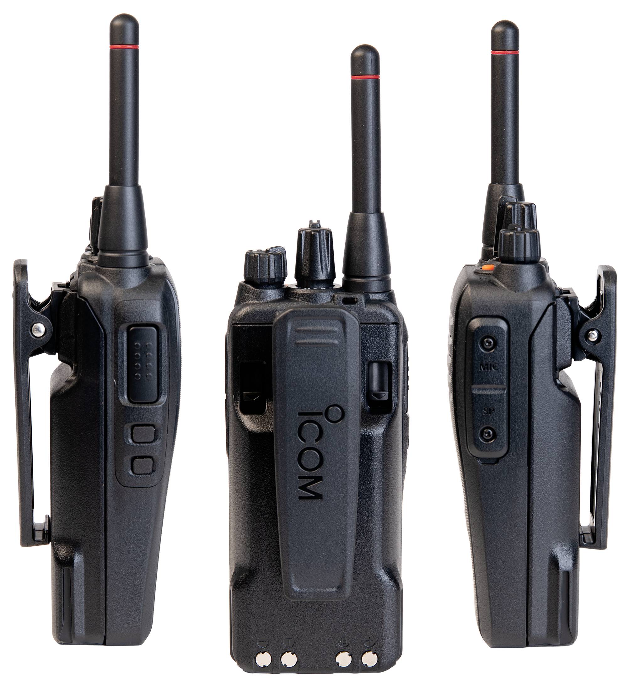 Tri prikaza crne ICOM dvostrane radio stanice s antenom i kopčom za pojas, prikazane na bijeloj pozadini.
