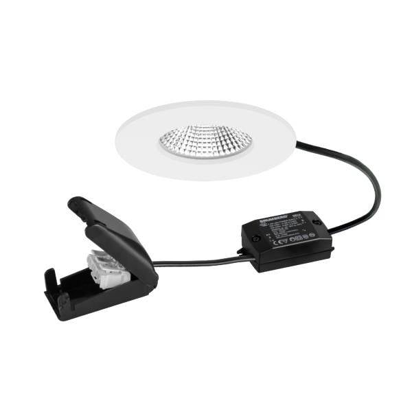Komplet ugrađenih LED stropnih reflektora s okruglom bijelom oblogom, kutijom s drajverom i prianjačem s oprugom na bijeloj pozadini.