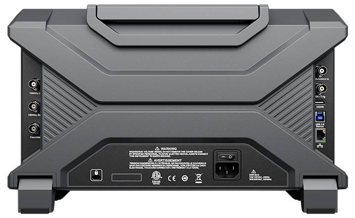 Stražnji pogled na veliki monitor koji pokazuje ulaz za napajanje, HDMI i USB priključke, te priključke ugrađenih zvučnika na tamno sivoj kućištu.