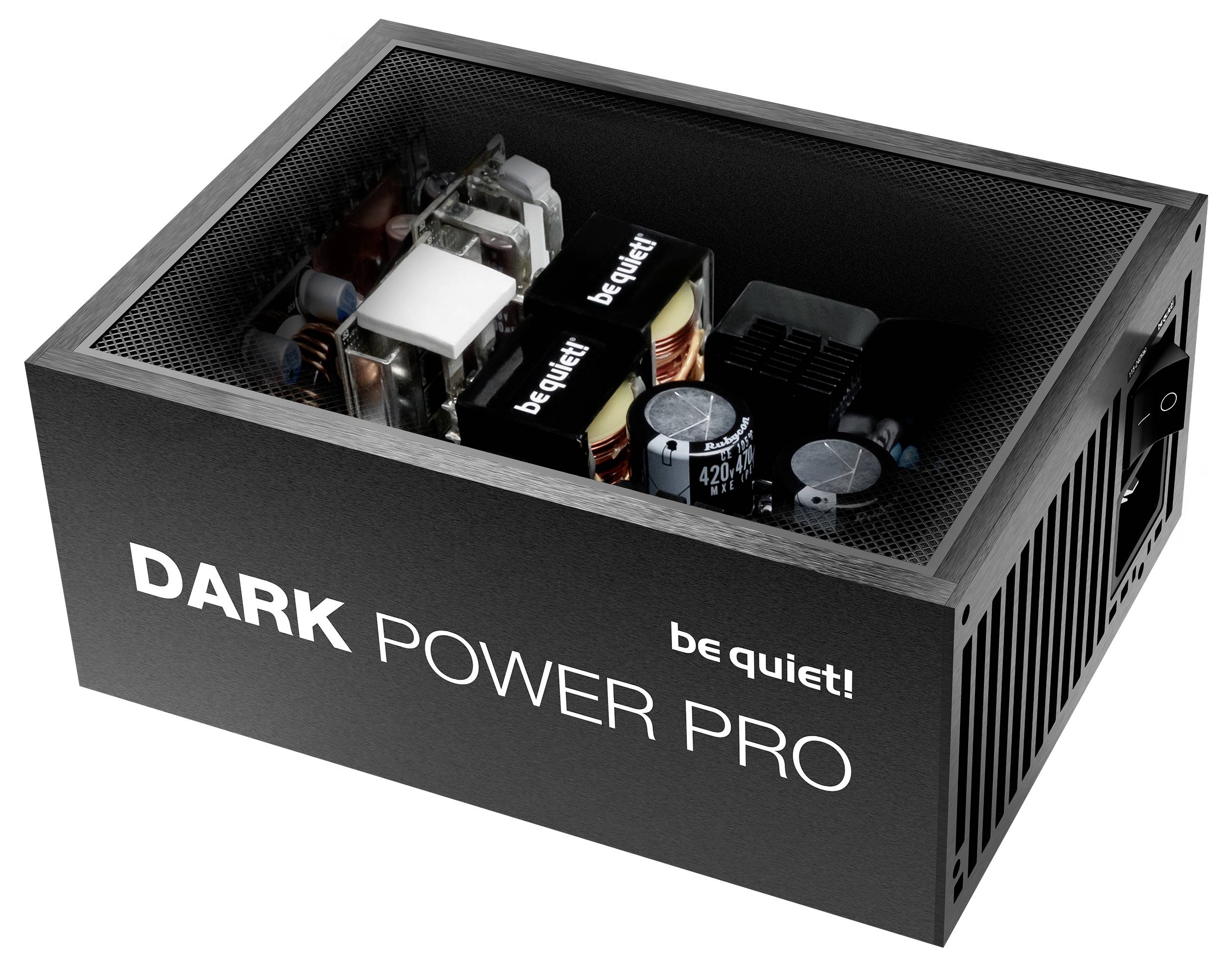 Crni Quiet! Dark Power Pro napajanje za računalo prikazano iz nagnutog pogled odozgo, sa vidljivim internim komponentama.