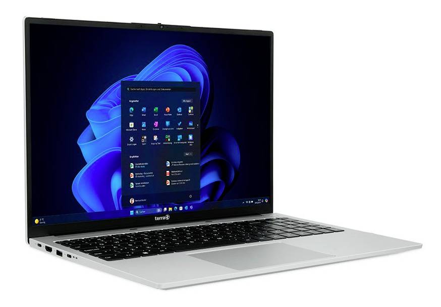 Srebrni laptop otvoren pod kutom, prikazujući Windows 11 radnu površinu i Start izbornik na zaslonu.